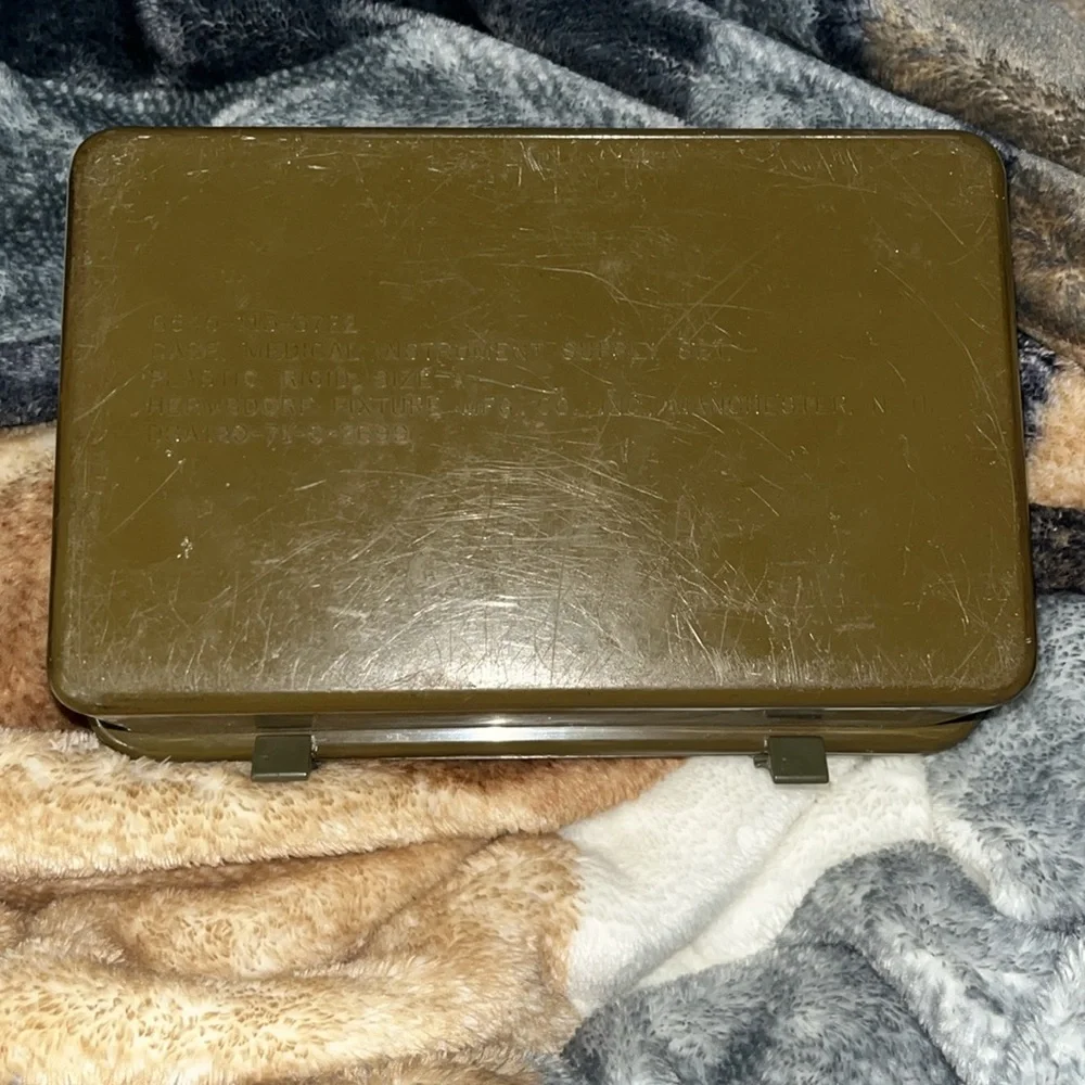 FLASH SALE! Vintage U.S. military general purpose first aid kit box - Picture 2 of 3
